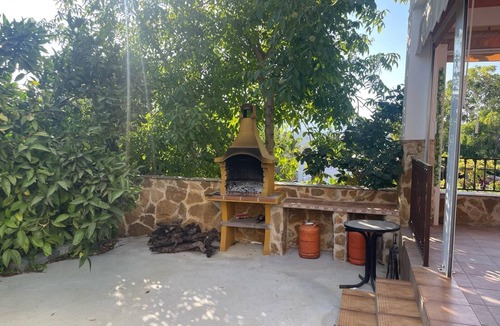 Lucena Cottage | Country House Finca Fuente la Parra in Lucena, ideal for families.