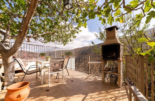 Laroya House | Country House 'La Casa Al Revés' with Mountain View, Wi-Fi and Air Conditioning