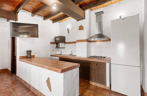 Almogia House | Country House 'La Cochera' with Lake View, Shared Pool and Wi-Fi