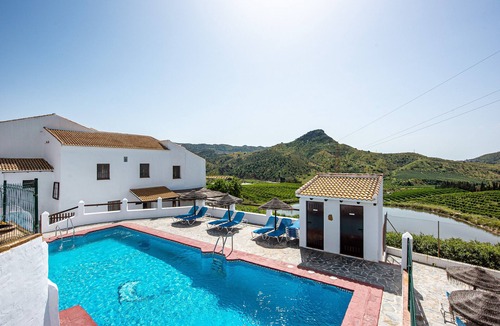 Almogia House | Country House 'La Cochera' with Lake View, Shared Pool and Wi-Fi