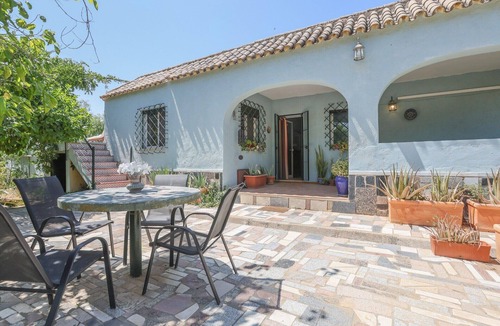 Arahal House | Country House 'Villa Moral' with Private Pool, Wi-Fi and Air Conditioning