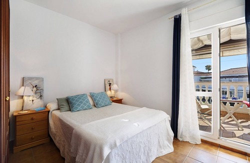 Rota House | Cozy Holiday Home "Casa Costa Ballena Dahlia" near the Beach with Wi-Fi, Pool