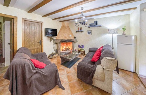 Laroya House | Cozy home in LAROYA with house a mountain view