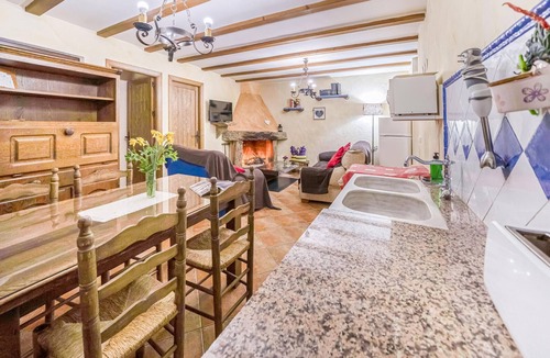 Laroya House | Cozy home in LAROYA with house a mountain view
