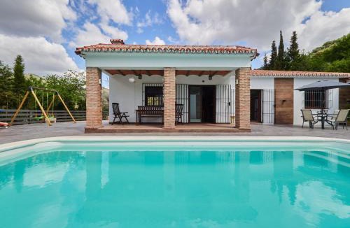 Casabermeja Villa | Cubo's Finca El Nogal de los Montes de Malaga