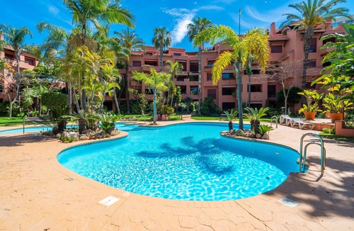 Marbella Apartment | Cubo's Golf & Playa Marbella Apartment/communal pool/air conditioning/terrace