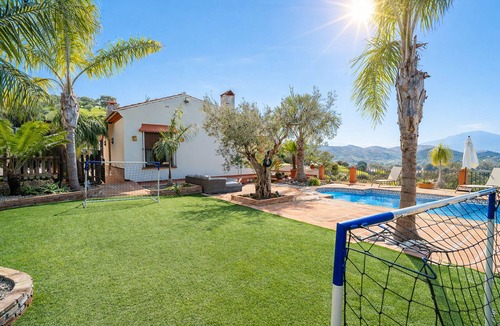 Coin Cottage | Cubo's Salvadora Rural House/Private pool/Play area/BBQ/Free Wi-Fi