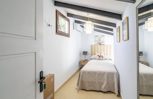Alhaurin el Grande Bed & Breakfast | Cubo’s NAZ Country Stay | Single Room with Private Bathroom + Optional Breakfast