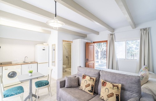 Alhaurin el Grande Apartment | Cubo’s NAZ Country Stay | Double Room with Terrace, Bathroom and Kitchen + Optional Breakfast
