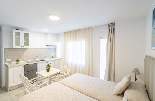 Alhaurin el Grande Bed & Breakfast | Cubo’s NAZ Country Stay | Double Room, Shared Bathroom and Private Kitchen + Optional Breakfast