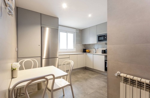 Nueva Espana Apartment | Descubre un exclusivo ático en la octava planta de la calle Félix Boix, a escasos pasos de Plaza Castilla, uno de los enclaves más emblemáticos y mejor conectados de Madrid.