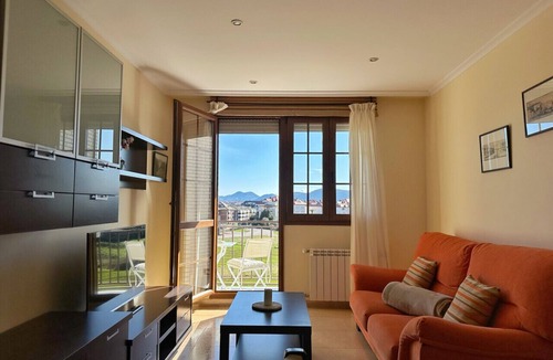 Isla Apartment | Disfruta de tus vacaciones en Cantabria en este cómodo apartamento con piscina a unos pasos de la playa del Sable en Isla.
