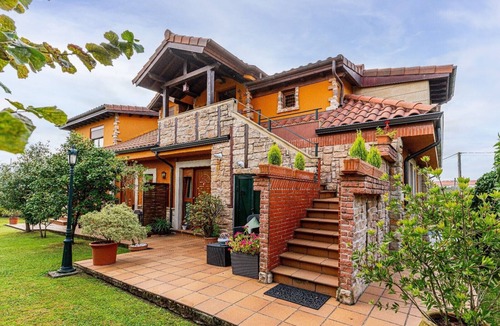 Rubayo Apartment | 'Double Sunflower' Room with Mountain Views, Shared Terrace, and Wi-Fi