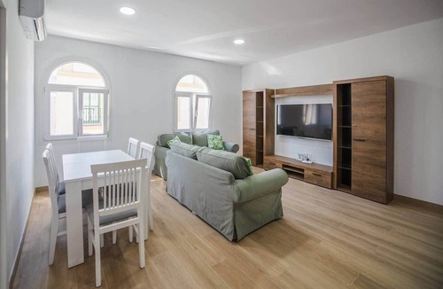 Algeciras Apartment | Downtown Apartment, Patio Cuarenta 2B