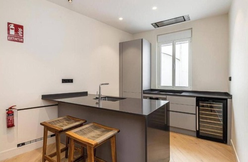 Embajadores Apartment | Elegant Luxury Apartment in Puerta del Sol with 3 En-Suite Bedrooms