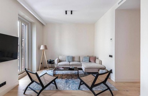 Embajadores Apartment | Elegant Luxury Apartment in Puerta del Sol with 3 En-Suite Bedrooms