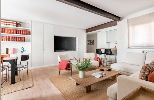 Almagro Apartment | Elegant, newly renovated apartment in Chamberí