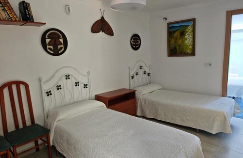 Rota House | En Finca Las Dunas dos Chalets con jacuzzis en primera linea de playa , uno de 4 dormitorios y otro de 2 dormitorios, Llama al Seiscientos veintisiete Cuatrocientos diecisiete Trescientos noventa y ocho