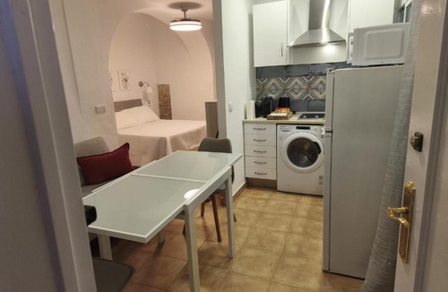 Carmona Apartment | Encanto Histórico en Carmona - Estudio Bajo a un paso de Sevilla by beBalmy