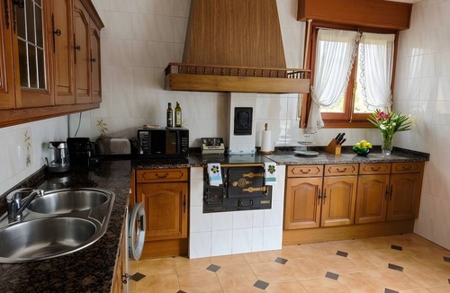 Villabuena de Alava House | Holiday Home 'Podium' with Mountain View, Balcony and Wi-Fi