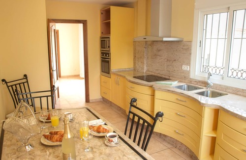 Estepona Villa | Estepona lovely 4 bed villa private pool