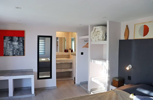 Crevillente Bed & Breakfast | Exceptional extended stays in luxury rooms 15 minutes from Elche.