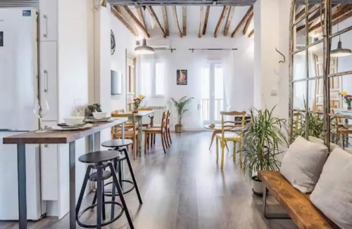 Embajadores Apartment | Exclusive Renovated Penthouse in La Latina–Walk to Plaza Mayor & Puerta del Sol