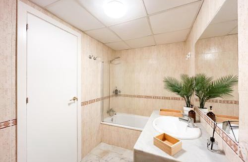 Castillo de Sabinillas Apartment | Family apartment 400 meters from the beach, with internet and pool