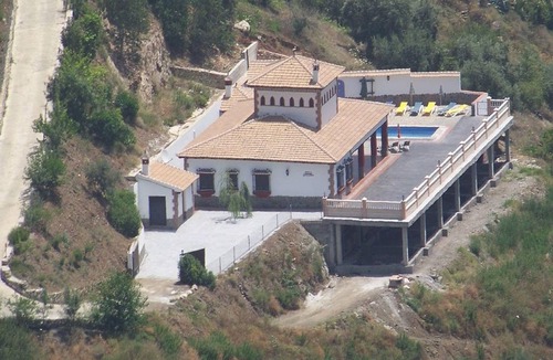 Sayalonga Villa | Family Villa with Garden