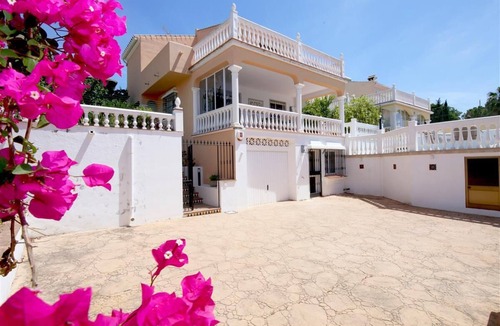 Urbanizacion Puerto de Estepona Villa | Family villa with sea views and air con, Close to beach, restaurants and Estepona port