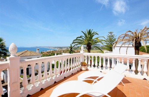 Urbanizacion Puerto de Estepona Villa | Family villa with sea views and air con, Close to beach, restaurants and Estepona port