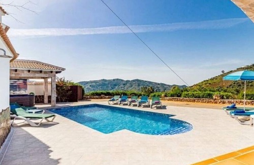 Sayalonga Villa | Family Villa with Terrace