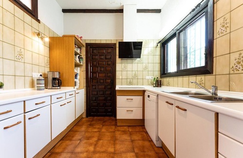 Velilla-Taramay Villa | Faro's Sun Beach Villa in Almuñecar