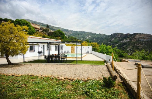 Lanjaron House | Finca Tres Aguas, Casa Rural con Piscina Privada