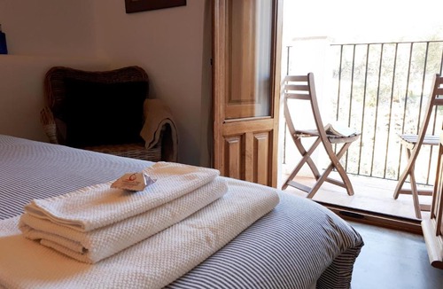 Almoharin Bed & Breakfast | Flores Amarillas B&B