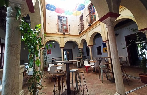 Carmona House | FRENTEABASTOS Suites Cafe Hostal & Apartments