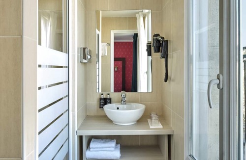 Clignancourt Hostel | Glint Paris