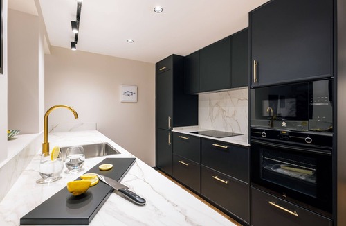 Sol Apartment | Grand 200m² Luxury Residence, 4 En-Suites, Patio, Gran Vía area Quiet, A/C