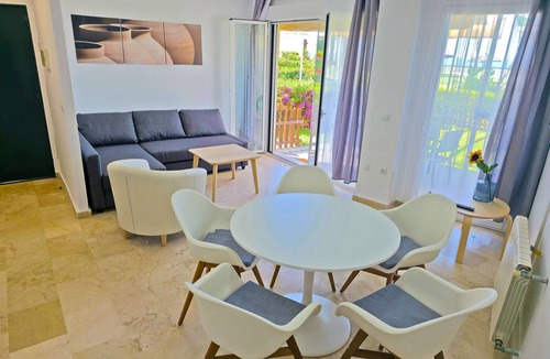 El Puerto de Santa Maria Apartment | Groundfloor Apartment with Private BBG and Direct Access to the Pools and Beach