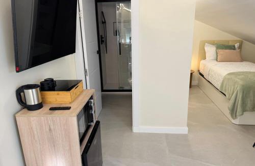 La Avanzada - La Cueva House | Habitación Buhardilla con Baño Privado y Acceso Autónomo , ideal para Descansar