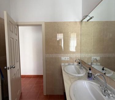 Tocina House | Habitación Triple con baño compartido SEVILLA DELUXE LOS ROSALES