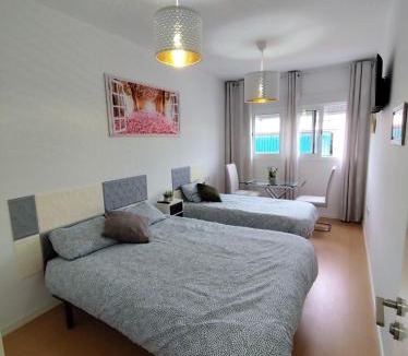 Camas House | Habitacion Familiar LOVELY SEVILLA con baño compartido