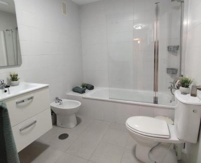 Camas House | Habitacion Familiar LOVELY SEVILLA con baño compartido