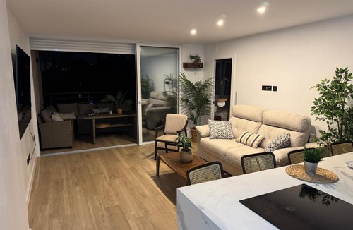 Los Tilos House | HABITACIONES con BAÑO LOS TILOS - CERCA de ESTACION BUS Y AVE