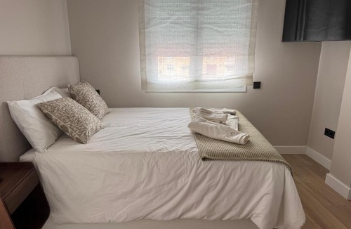 Los Tilos House | HABITACIONES con BAÑO LOS TILOS - CERCA de ESTACION BUS Y AVE