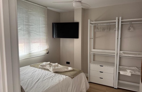 Los Tilos House | HABITACIONES con BAÑO LOS TILOS - CERCA de ESTACION BUS Y AVE