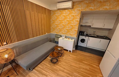 Embajadores House | Hola Rooms