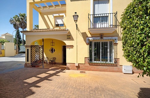 El Puerto de Santa Maria House | Holiday Home 'La Casa Del Puerto' with Shared Pool, Wi-Fi and Air Conditioning