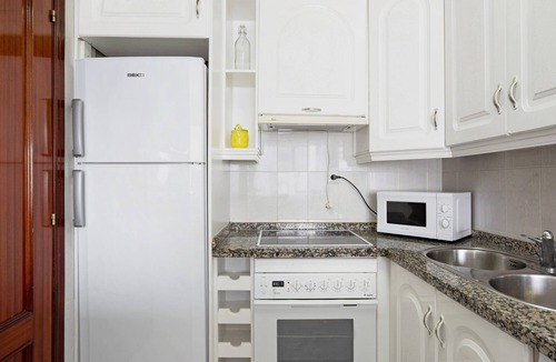 Conil de la Frontera City Center Apartment | Holiday Apartment "Mercedes Solo Familias" with Sea Views, Balcony and Wi-Fi