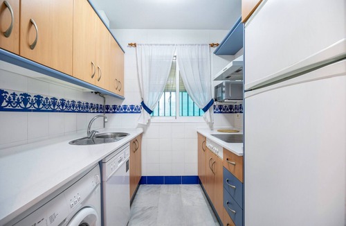 Poblado de Sancti Petri Apartment | Holiday Apartment "Casa Amparo Sancti Petri" with Shared Pool, Private Terrace & Wi-Fi
